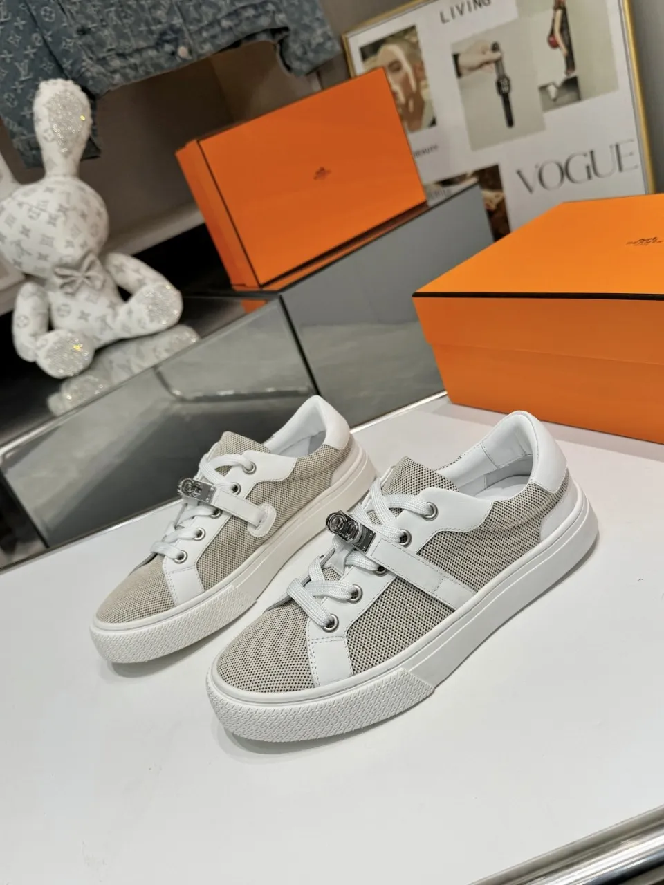 Men's Men's Shoes💰620❤️❤️❤️HERMES 2021 latest Kelly buckle white sneakers are online! The highest version on the market! Purchasing level quality! The H family rarely produces flat casual shoes, and they are styled with classic palladium-plated Kelly shoe buckles! Create a fashionable urban look that perfectly embodies the noble and elegant style of Hermès! Material selection: Fabric imported cowhide, lining + foot pads imported sheepskin, original molded TPU outsole, heavy gold molded kelly buckle full of texture Size: Female: 35-41 (41 is not returnable) Male: 39-45 (45 is not returnable)
